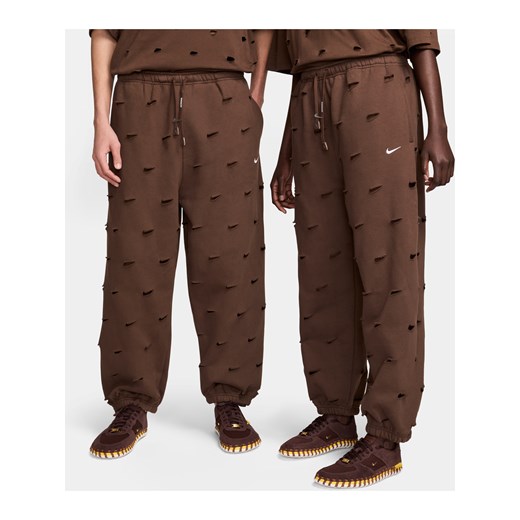 Spodnie Swoosh Nike x Jacquemus - Brązowy ze sklepu Nike poland w kategorii Spodnie męskie - zdjęcie 170635246