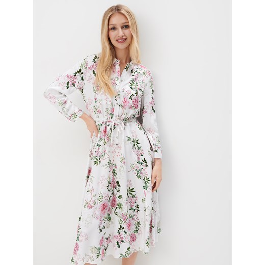 Sukienka Mohito midi na uczelnię koszulowa z długim rękawem z wiskozy 