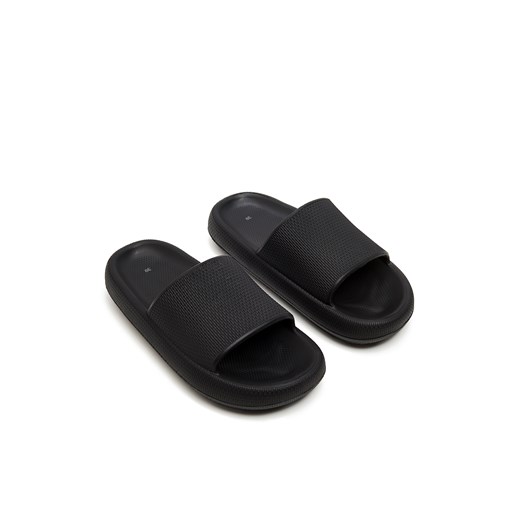 Cropp - Czarne klapki - czarny ze sklepu Cropp w kategorii Klapki męskie - zdjęcie 170664147
