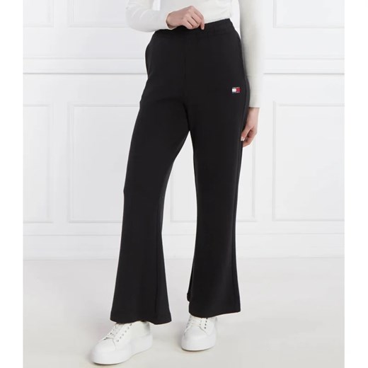 Tommy Jeans Spodnie dresowe BADGE WIDE EXT | flare fit ze sklepu Gomez Fashion Store w kategorii Spodnie damskie - zdjęcie 170684345
