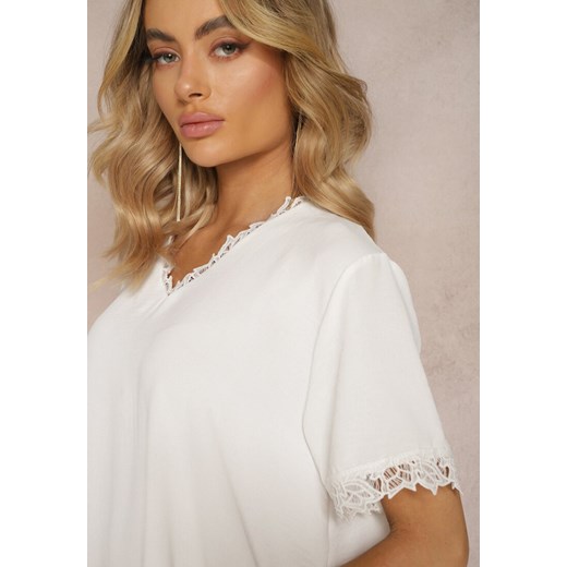 Biały Klasyczny T-shirt Wykończony Koronką z Krótkim Rękawem i Dekoltem w V Renee M Renee odzież okazyjna cena