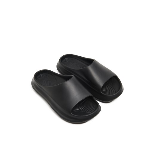 Cropp - Czarne klapki na grubej podeszwie - czarny ze sklepu Cropp w kategorii Klapki męskie - zdjęcie 170707455