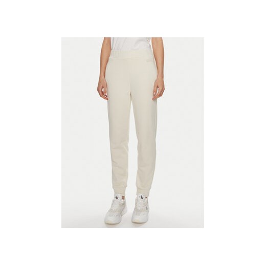 Calvin Klein Spodnie dresowe Micro Logo K20K206632 Écru Regular Fit ze sklepu MODIVO w kategorii Spodnie damskie - zdjęcie 170712917