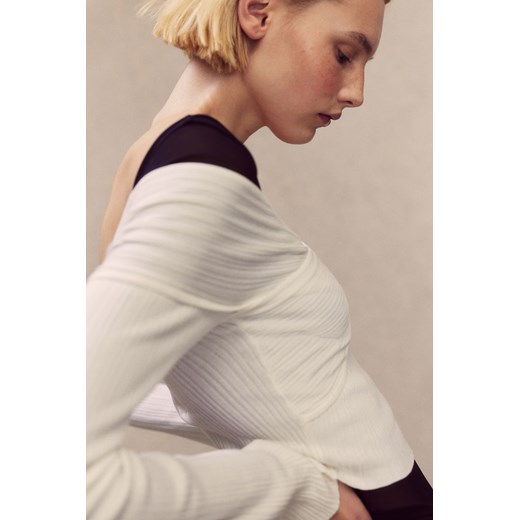 H & M - Dzianinowy top z odkrytymi ramionami - Biały ze sklepu H&M w kategorii Bluzki damskie - zdjęcie 170717099