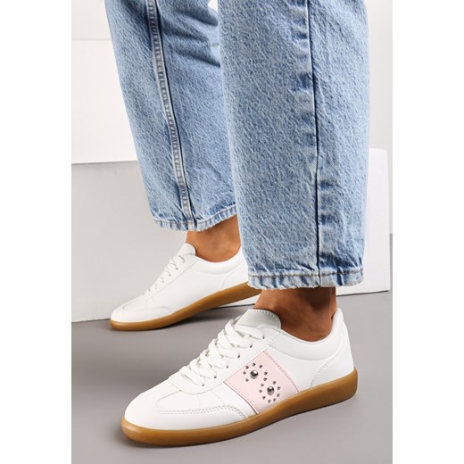Biało-Różowe Płaskie Sneakersy Sznurowane z Ozdobnymi Nitmi Blosenti ze sklepu born2be.pl w kategorii Buty sportowe damskie - zdjęcie 170722207