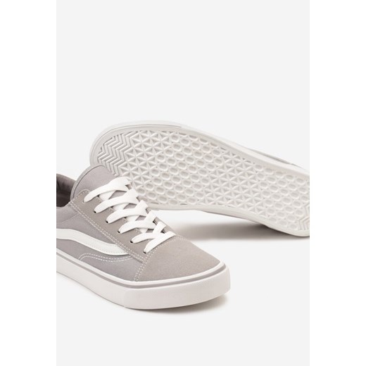 Jasnoszare Trampki z Ozdobną Naszywką z Boku i Klasycznym Sznurowaniem Noobicia 44 okazja born2be.pl