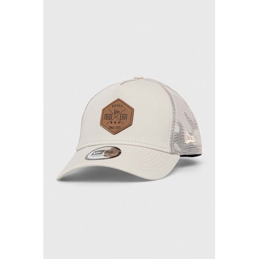 New Era czapka z daszkiem kolor beżowy z aplikacją ze sklepu PRM w kategorii Czapki z daszkiem damskie - zdjęcie 170769626