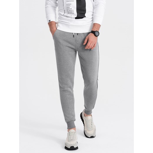 Spodnie męskie dresowe z lampasem 865P - szare V3 ze sklepu Edoti w kategorii Spodnie męskie - zdjęcie 170779549