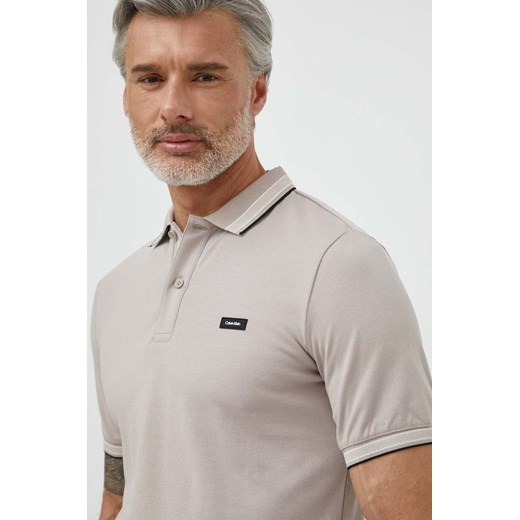 Calvin Klein polo męski kolor beżowy gładki K10K112469 ze sklepu ANSWEAR.com w kategorii T-shirty męskie - zdjęcie 170794277