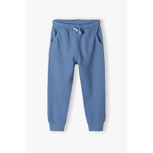 Wygodne spodnie dresowe dla chłopca z bawełny- niebieskie ze sklepu 5.10.15 w kategorii Spodnie chłopięce - zdjęcie 170807958