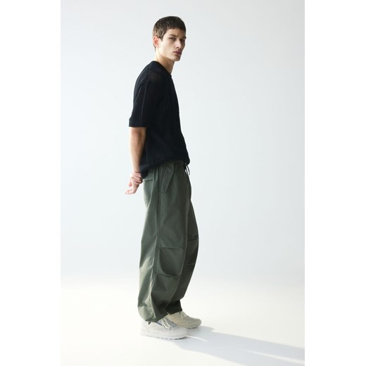 H & M - Spodnie spadochronowe Loose Fit - Zielony ze sklepu H&M w kategorii Spodnie męskie - zdjęcie 170809875