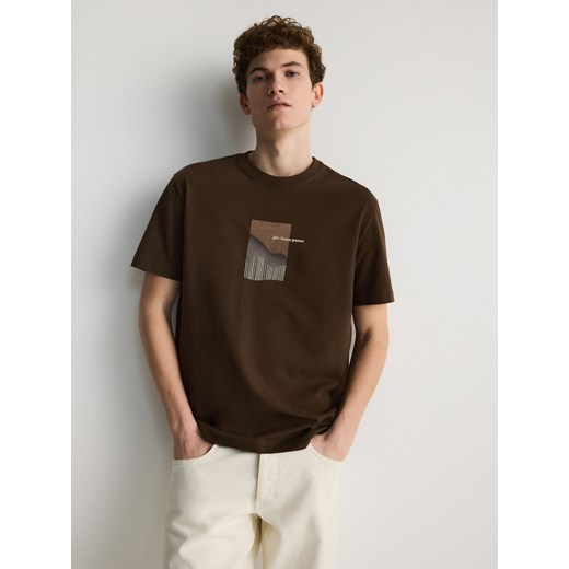 Reserved - T-shirt regular fit z nadrukiem - ciemnobrązowy ze sklepu Reserved w kategorii T-shirty męskie - zdjęcie 170828537