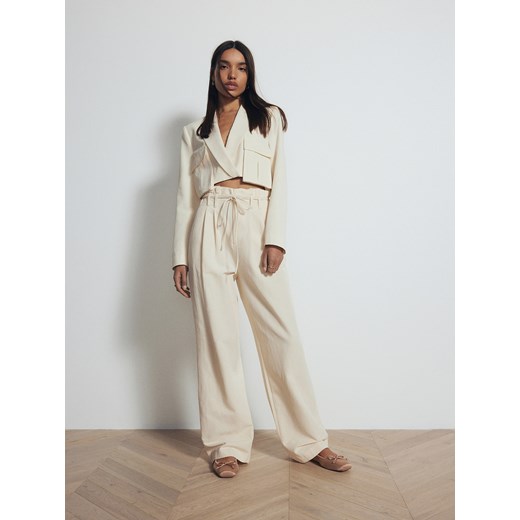 Reserved - Krótka marynarka z dodatkiem lnu - kremowy Reserved XS Reserved