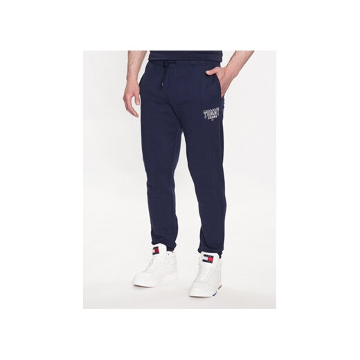 Tommy Jeans Spodnie dresowe DM0DM16782 Granatowy Slim Fit ze sklepu MODIVO w kategorii Spodnie męskie - zdjęcie 170847016