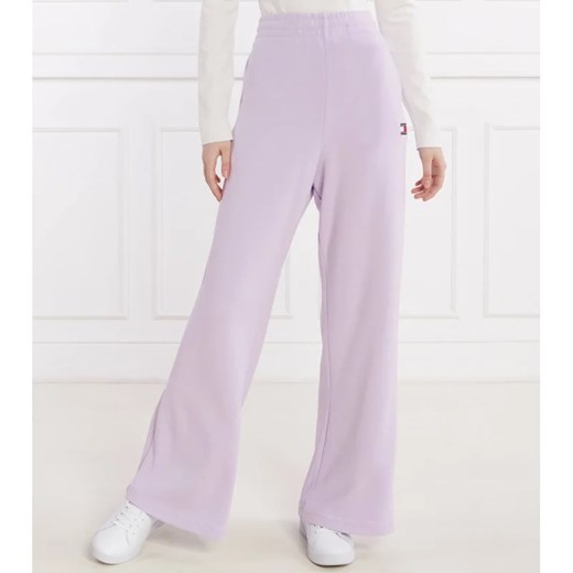 Tommy Jeans Spodnie dresowe BADGE WIDE EXT | flare fit ze sklepu Gomez Fashion Store w kategorii Spodnie damskie - zdjęcie 170852435