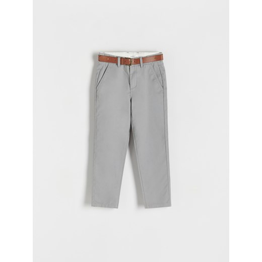 Reserved - Spodnie chino z paskiem - jasnoszary ze sklepu Reserved w kategorii Spodnie męskie - zdjęcie 170875649