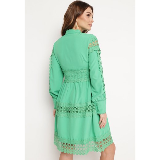 Zielona Sukienka z Koronką i Guzikami przy Dekolcie Thompson M promocyjna cena Born2be Odzież