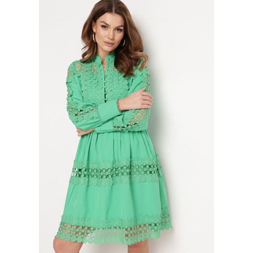 Zielona Sukienka z Koronką i Guzikami przy Dekolcie Thompson S okazja Born2be Odzież