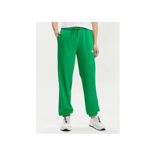 The North Face Spodnie dresowe Essential NF0A7ZJF Zielony Relaxed Fit ze sklepu MODIVO w kategorii Spodnie damskie - zdjęcie 170911266