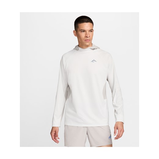Męska koszulka z kapturem i długim rękawem do biegania Dri-FIT UV Nike Trail - Biel ze sklepu Nike poland w kategorii Bluzy męskie - zdjęcie 170913937