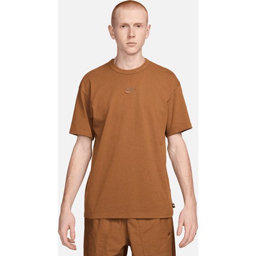 T-shirt męski Nike Sportswear Premium Essentials - Brązowy ze sklepu Nike poland w kategorii T-shirty męskie - zdjęcie 170914079