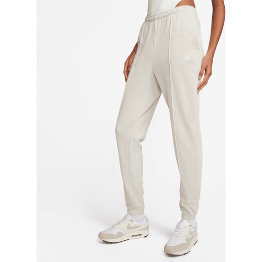 Damskie spodnie z dzianiny dresowej o dopasowanym kroju z wysokim stanem Nike Sportswear Chill Terry - Brązowy ze sklepu Nike poland w kategorii Spodnie damskie - zdjęcie 170914138