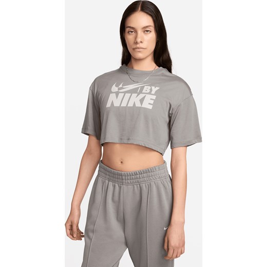 T-shirt damski o krótkim kroju Nike Sportswear - Szary ze sklepu Nike poland w kategorii Bluzki damskie - zdjęcie 170914146