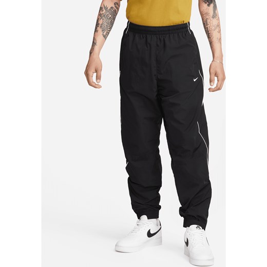 Męskie spodnie dresowe Nike Solo Swoosh - Czerń ze sklepu Nike poland w kategorii Spodnie męskie - zdjęcie 170914187