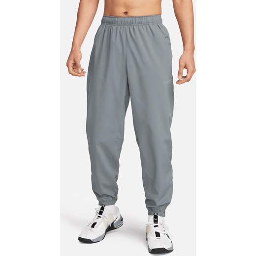 Męskie uniwersalne spodnie ze zwężanymi nogawkami Dri-FIT Nike Form - Szary ze sklepu Nike poland w kategorii Spodnie męskie - zdjęcie 170914377
