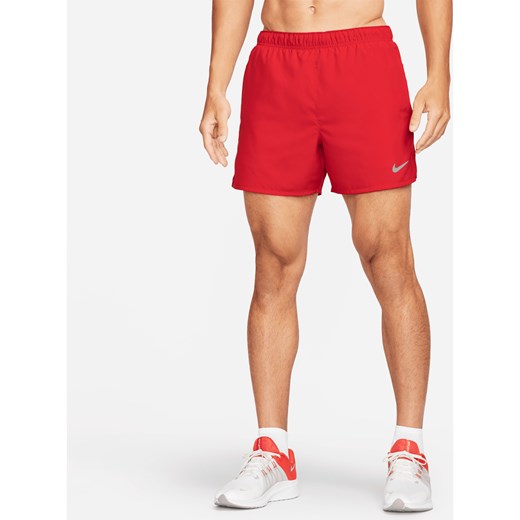 Męskie spodenki do biegania z wszytą bielizną Dri-FIT Nike Challenger 13 cm - Czerwony ze sklepu Nike poland w kategorii Spodenki męskie - zdjęcie 170914545