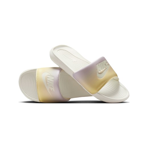 Damskie klapki z nadrukiem Nike Victori One - Biel ze sklepu Nike poland w kategorii Klapki damskie - zdjęcie 170914546