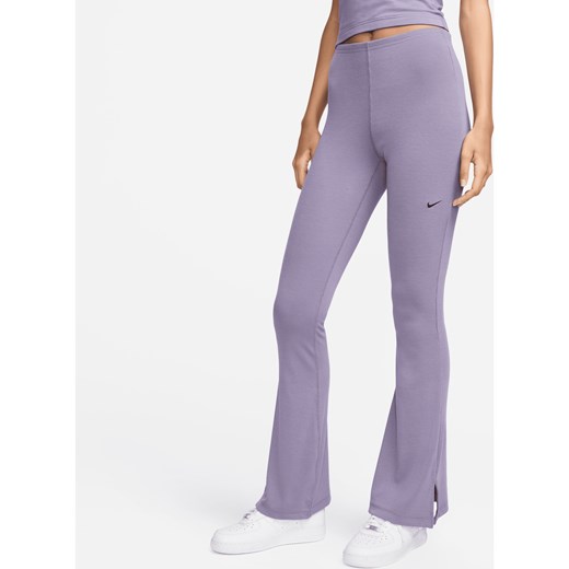 Damskie obcisłe legginsy w drobny prążek z rozszerzanymi nogawkami Nike Sportswear Chill Knit - Fiolet ze sklepu Nike poland w kategorii Spodnie damskie - zdjęcie 170914578