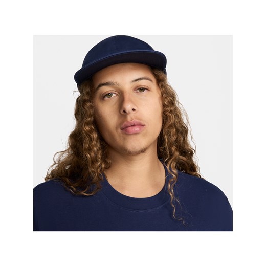 Elastyczna czapka z płaskim daszkiem Nike Club - Niebieski ze sklepu Nike poland w kategorii Czapki z daszkiem męskie - zdjęcie 170914589