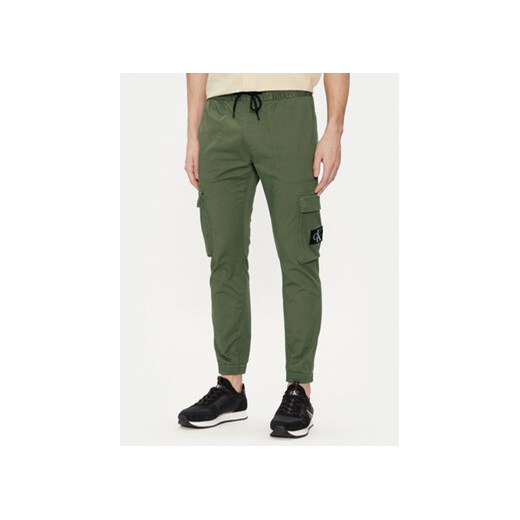Calvin Klein Jeans Spodnie cargo J30J324696 Zielony Skinny Fit ze sklepu MODIVO w kategorii Spodnie męskie - zdjęcie 170918539