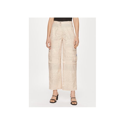 Calvin Klein Jeans Spodnie materiałowe J20J221071 Beżowy Relaxed Fit ze sklepu MODIVO w kategorii Spodnie damskie - zdjęcie 170918827
