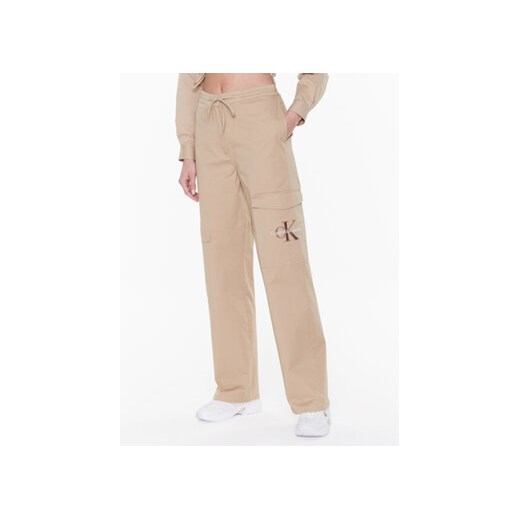 Calvin Klein Jeans Spodnie materiałowe J20J220263 Beżowy Relaxed Fit ze sklepu MODIVO w kategorii Spodnie damskie - zdjęcie 170919039