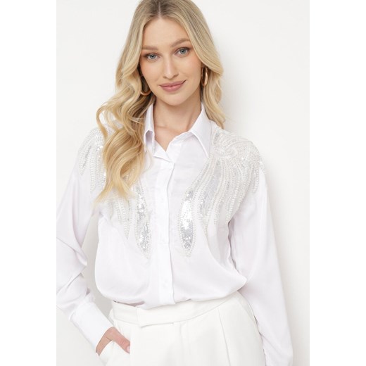 Biała Koszula o Klasycznym Fasonie z Naszywkami i Cekinami Akrasia ze sklepu Born2be Odzież w kategorii Koszule damskie - zdjęcie 170924259