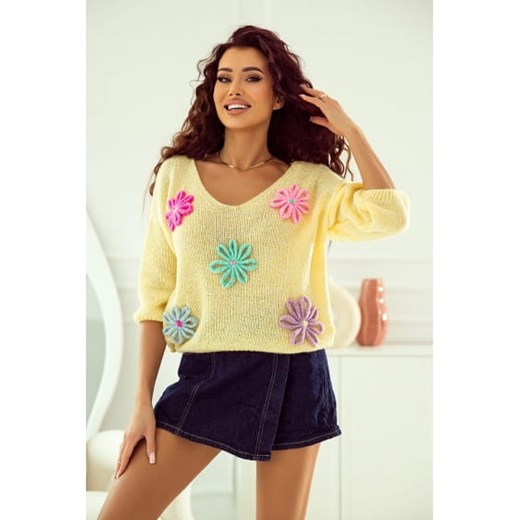 wiosenny krótki sweter flower z kwiatami polski producent j&k premium -  żółty ze sklepu STYLOWO w kategorii Swetry damskie - zdjęcie 170936126