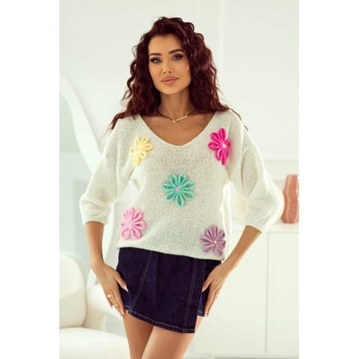 wiosenny krótki sweter flower z kwiatami polski producent j&k premium -  ecru ze sklepu STYLOWO w kategorii Swetry damskie - zdjęcie 170936135
