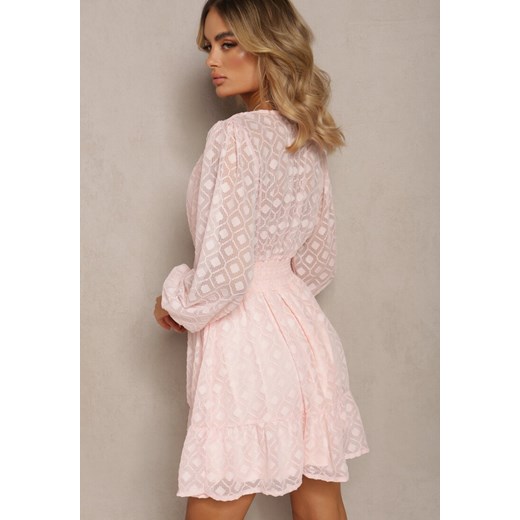 Różowa Koktajlowa Sukienka z Geometrycznym Wzorem na Siateczce z Falbankami Renee M okazyjna cena Renee odzież