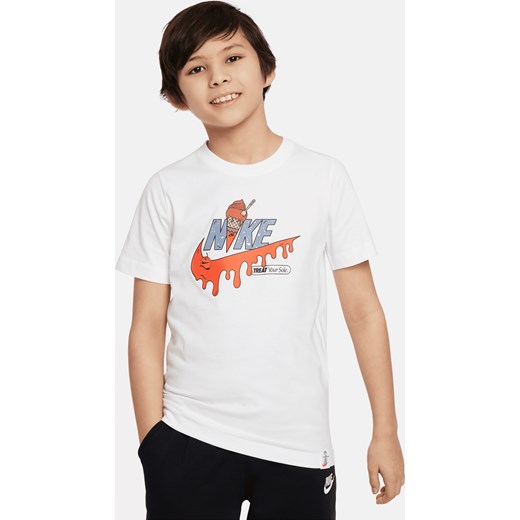 T-shirt dla dużych dzieci Nike Sportswear - Biel ze sklepu Nike poland w kategorii T-shirty chłopięce - zdjęcie 170947388