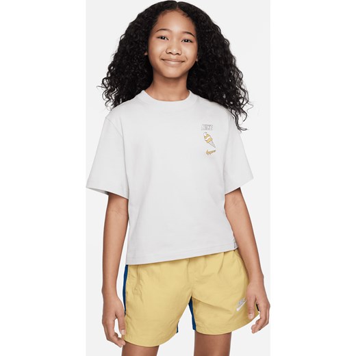 T-shirt dla dużych dzieci (dziewcząt) Nike Sportswear - Szary ze sklepu Nike poland w kategorii Bluzki dziewczęce - zdjęcie 170947508