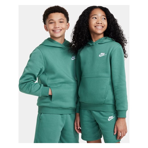Bluza z kapturem dla dużych dzieci Nike Sportswear Club Fleece - Zieleń ze sklepu Nike poland w kategorii Bluzy chłopięce - zdjęcie 170947516
