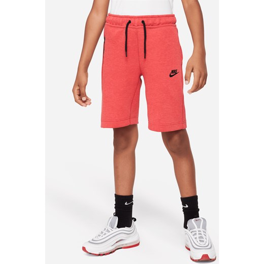 Spodenki dla dużych dzieci (chłopców) Nike Tech Fleece - Czerwony ze sklepu Nike poland w kategorii Spodenki chłopięce - zdjęcie 170947557