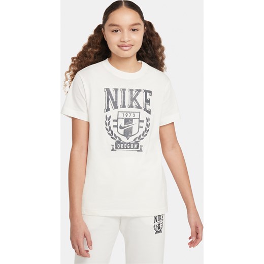 T-shirt dla dużych dzieci (dziewcząt) Nike Sportswear - Biel ze sklepu Nike poland w kategorii Bluzki dziewczęce - zdjęcie 170947598