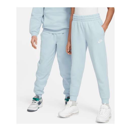 Joggery dla dużych dzieci Nike Sportswear Club Fleece - Niebieski ze sklepu Nike poland w kategorii Spodnie dziewczęce - zdjęcie 170947626