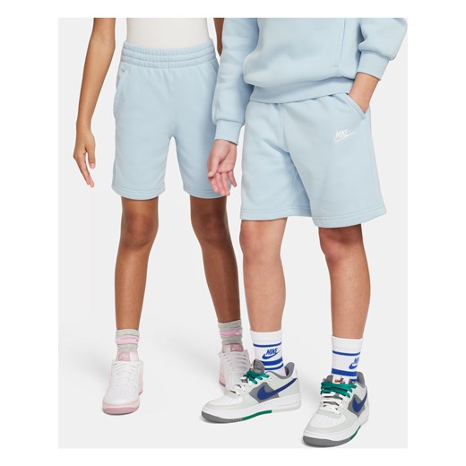 Spodenki z dzianiny dresowej dla dużych dzieci Nike Sportswear Club Fleece - Niebieski ze sklepu Nike poland w kategorii Spodenki chłopięce - zdjęcie 170947657