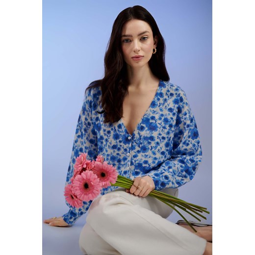 Niebieski rozpinany sweter w kwiatki z dekoltem w serek ze sklepu 5.10.15 w kategorii Swetry damskie - zdjęcie 170964159