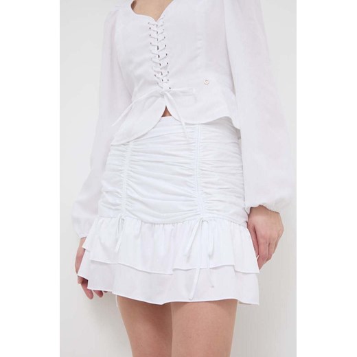 Guess spódnica ZOE kolor biały mini rozkloszowana W4GD86 WAF10 ze sklepu ANSWEAR.com w kategorii Spódnice - zdjęcie 170972075