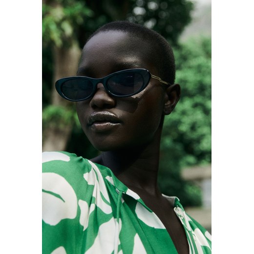 H & M - Wąskie okulary przeciwsłoneczne "typu kocie oczy" - Czarny ze sklepu H&M w kategorii Okulary przeciwsłoneczne damskie - zdjęcie 171004229